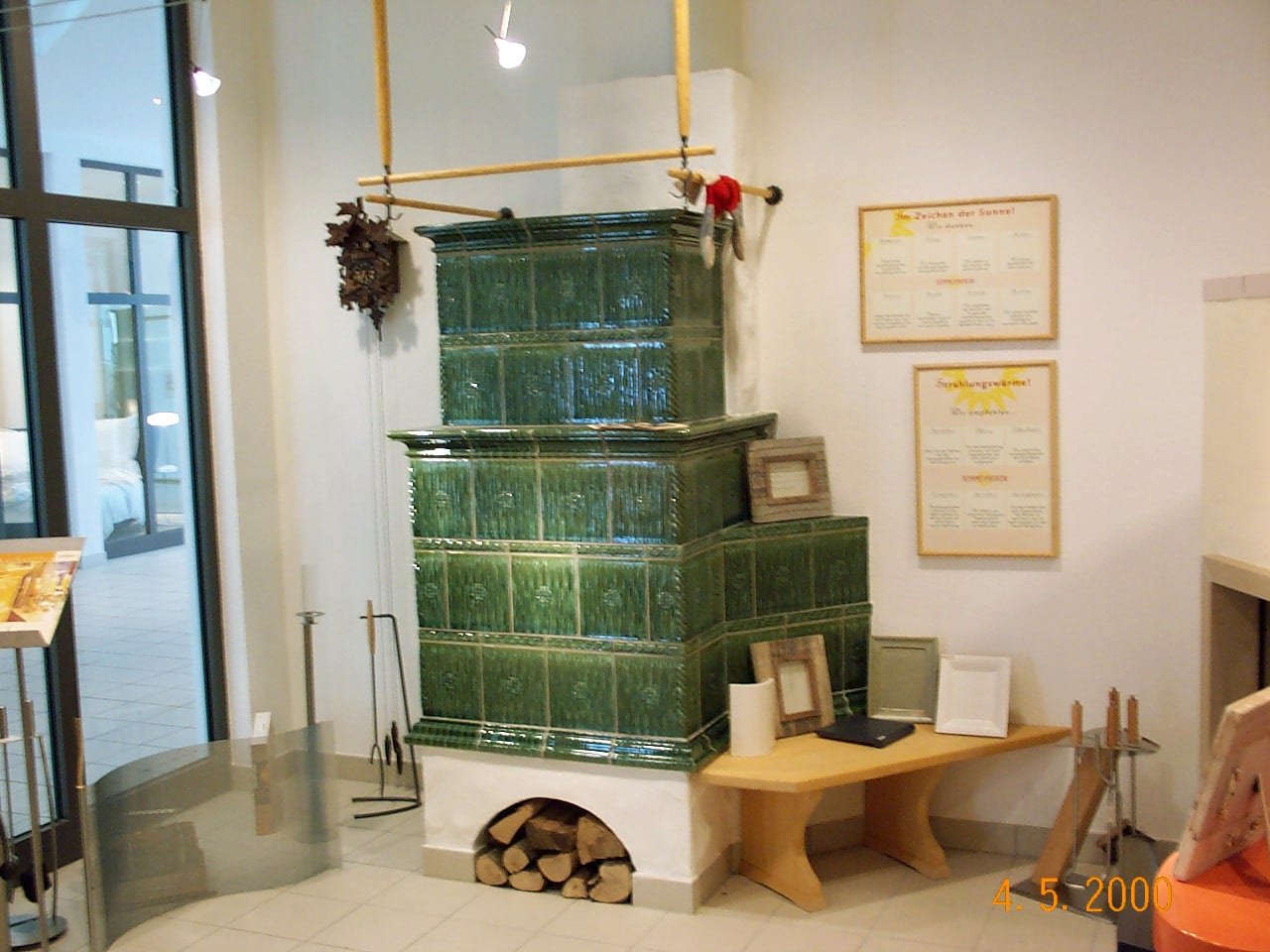Grüner Kachelofen im Ausstellungsraum